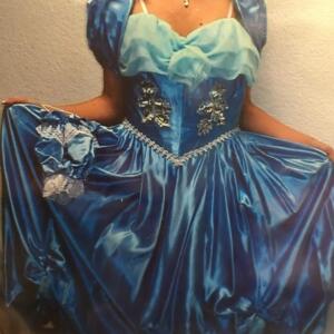 Robe longue bleu satin et richement décoré et brodé de paillettes Gr. 38