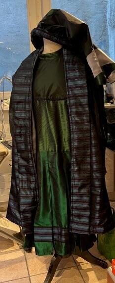 Création moyen âge 17ème Gr. XL Robe longue avec manche longue et revers et long gilet et chapeau