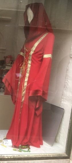 Robe rouge neuf moyen âge Gr. S