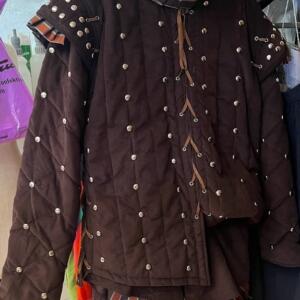 Création Homme moyen âge pantalon col satin rayé veste brune et gilet sac