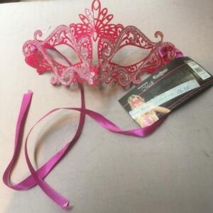Demi masque rouge en métal