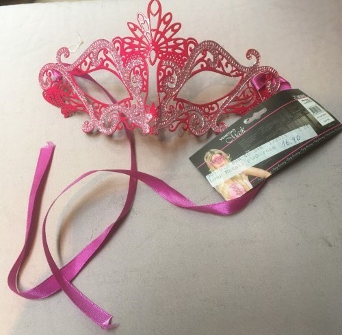 Demi masque rouge en métal