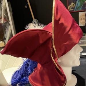 Chapeau de prince moyen âge rouge très élaboré avec plume bleu et blanc