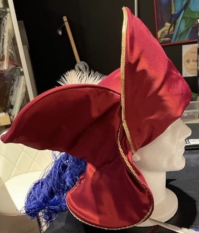 Chapeau de prince moyen âge rouge très élaboré avec plume bleu et blanc