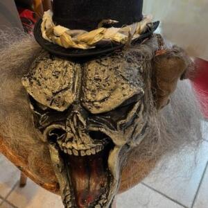 Masque couvrant avec cheveux et rat