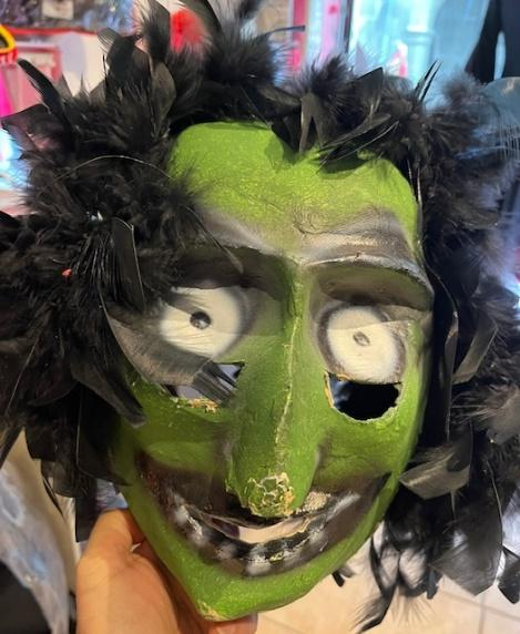 Masque demi en vert et boa