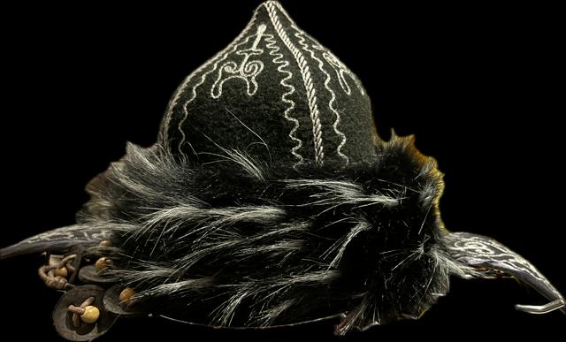 Chapeau noir a plumes avec cache oreilles