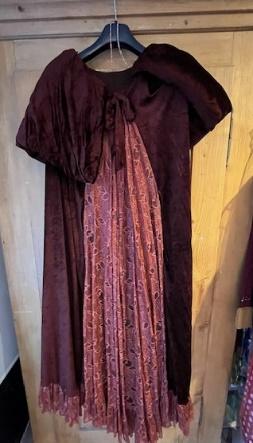 Mme Chocolat Gr. L robe brune gr chapeau
