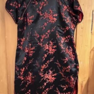 Chinoise Gr. 42 satin robe courte