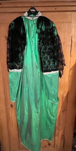 Venezia robe longue verte avec capeline en dentelle noir Gr. 38