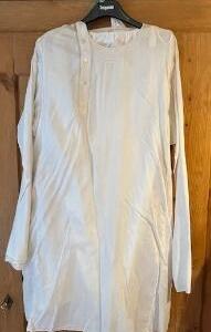 Habit de nuit de l’epoque 1900 , fait en jolie coton fin mercerisé et demande une retouche au col Gr. Pantalon i-longue aux dentelles M