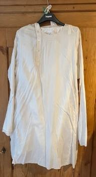 Habit de nuit de l’epoque 1900 , fait en jolie coton fin mercerisé et demande une retouche au col Gr. Pantalon i-longue aux dentelles M