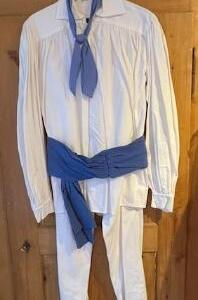 Fête de vigneronne 1977 Pantalon et Blouse blanche en coton Ceinture bleu et nœud