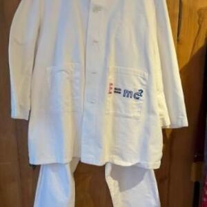 Création Einstein 1903 Veste blanche avec formule et pantalon élastique taille coton Gr. L