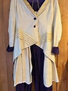 Création Élégance Jupe culotte en violet imprimé veste style Frak en soie très élaborée Gr. 42