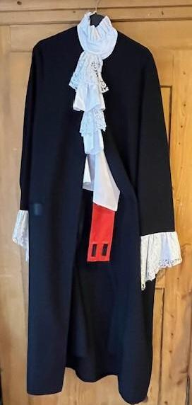Vampire Robe longue pantalon ceinture rouge gilet et jabot Gr. L