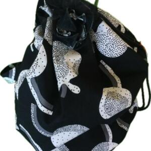 Grand sac en bandoulière , poches et porte clef, le dessous est en cuir