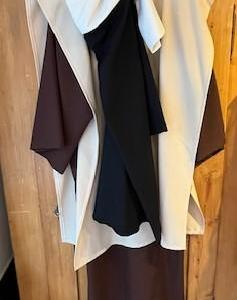 Sœur missionaire robe chasuble beige cape noir voilea nouer sur le devant Gr. S
