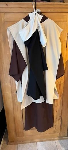 Sœur missionaire robe chasuble beige cape noir voilea nouer sur le devant Gr. S