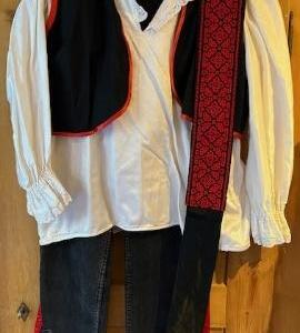 Espagnole Pantalon noir et rayure rouge de côté chemise blanche gilet et large ceinture brodé Gr. L