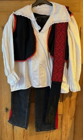 Espagnole Pantalon noir et rayure rouge de côté chemise blanche gilet et large ceinture brodé Gr. L