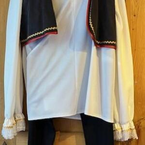 Pantalon empiècement rouge au bas chemise blanche gilet Gr. L