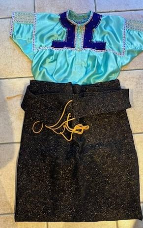 Création Mexicaine blouse verte jupe à fermer à plis avec la ceinture large et longue Gr. M