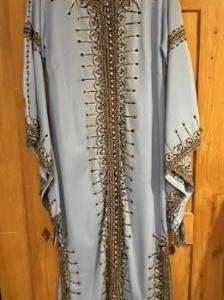 Tunisie Robe longue bleu ciel richement décoré de fil d’or Gr. M