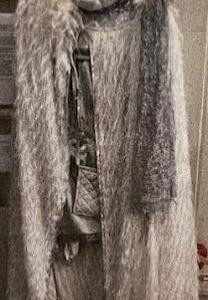 Etoile Veste et pantalon gris collerette sac en bandoulière serre tête plume Gr. 40