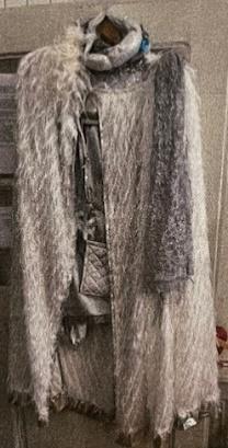 Etoile Veste et pantalon gris collerette sac en bandoulière serre tête plume Gr. 40