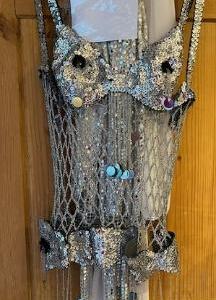 Drag Queen Jupe en argenté bustier en paillettes, large ceinture, foulard blanc pour taille, bonnet Gr. L