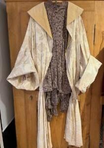 Ensemble Frak Beige damassé de grosses fleurs et blouse et pantalon jusqu’aux genoux Gr. L