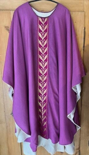 Création Curé Prêtre en violette en soie TU