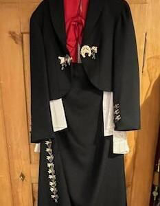 Mariachi Traje de charro ensemble en noir de coté décoré de cheval en métal, chemise blanche nœud rouge veste courte chapeau