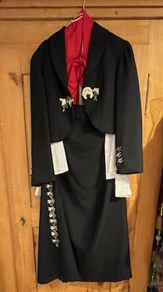 Mariachi Traje de charro ensemble en noir de coté décoré de cheval en métal, chemise blanche nœud rouge veste courte chapeau