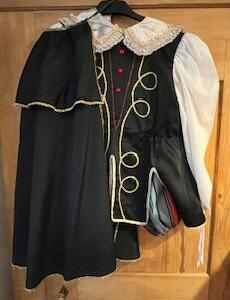 Corsaire noir pantalon 3/4 veste cape 8 ans