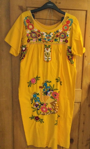 Robe mexicaine en coton décoré de fleurs Gr. M