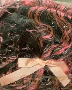 Perruque noir rose avec noeud