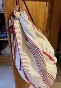 Sac à bandoulière 1970 avec poches et porte clef bas est en cuir rouge