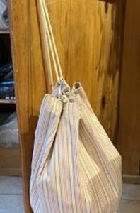 Sac à bandoulière 1970 avec poches et porte clef bas est en cuir fine rayures