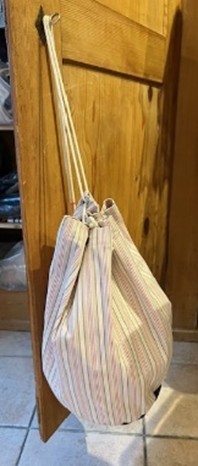 Sac à bandoulière 1970 avec poches et porte clef bas est en cuir fine rayures