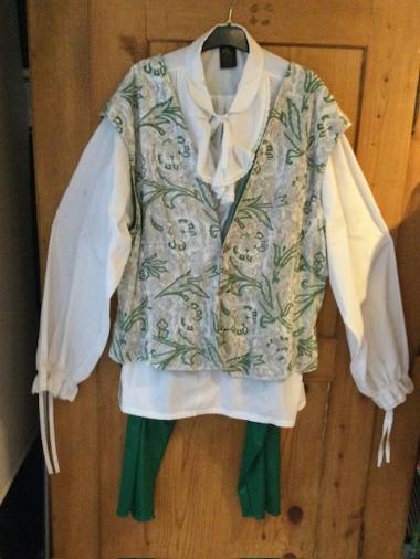 Création temps de Louis XIV pantalon vert jersey avec cache sexe chemise blanche grand col gilet vert Gr. L