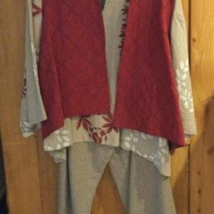 Création homme de ville moyen age pantalon grise chemise imprimé gilet en lin Gr. L