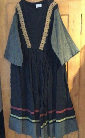 Création Linda de Chamonix 1797-1848 Robe longue noir grise verte très ample Gr. 44-46