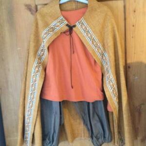 Création Ecuyer Pantalon vert brun t-shirt cape brodé Gr. S