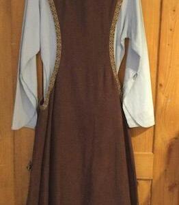Création Médiévale Robe longue bleue ciel en lin chasuble brun bonnet ciel Gr. 40