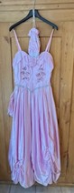 Robe longue rose satin et richement décoré et brodé de paillettes Gr. 38