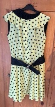 Robe jaune a pois noir ceinture jupon 1950 Gr.40