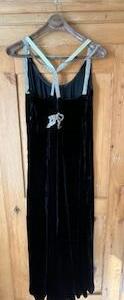 Robe noir 1920 en velours noir a recoudre les bretelles prix spéciale