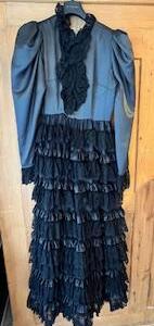 Veuve joyeuse robe noir en dentelle et chapeau noir a voile Gr. 38